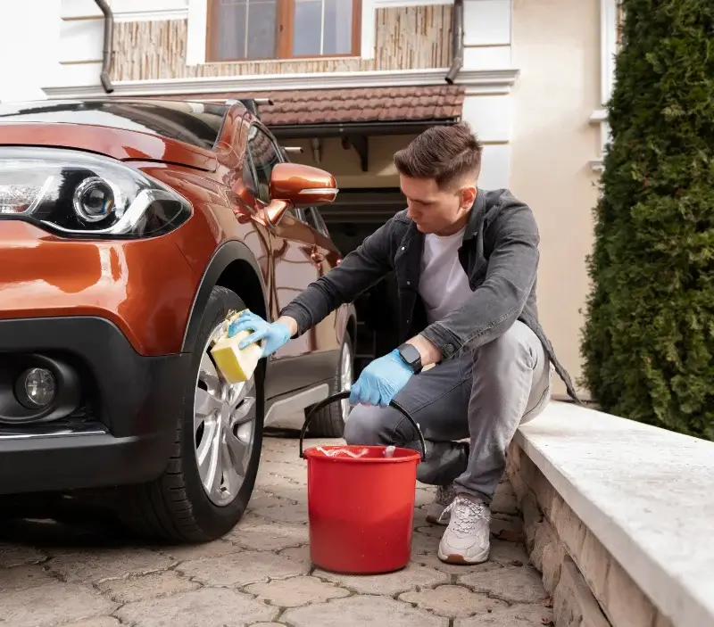 Lavage auto à domicile Le Boulay : professionnel intervenant sur un véhicule